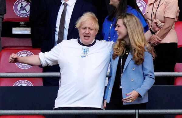 Soccer Football - Euro 2020 - Semi Final - England v Denmark - Wembley Stadium, London, Britain - July 7, 2021 Britain's Prime Minister Boris Johnson with his wife Carrie Johnson in the stands before the match  - Sputnik Moldova-România