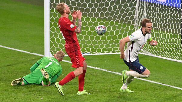 Футболист сборной Англии после гола в матче против Дании на Евро-2020  - Sputnik Moldova-România