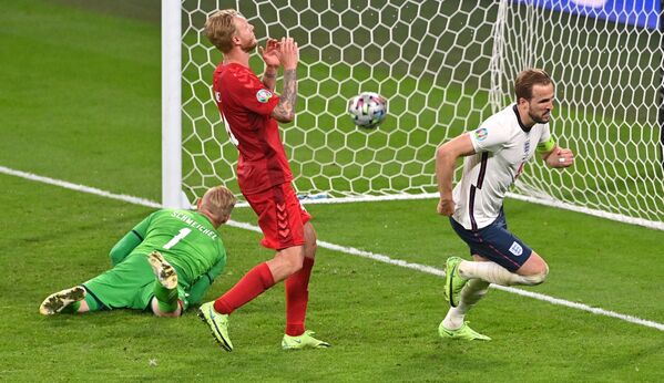 Fotbalist al echipei Angliei după golul în meciul împotriva Danemarcei la Euro 2020 - Sputnik Moldova