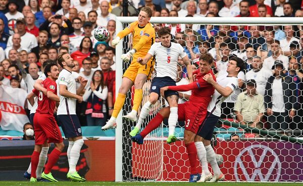 Jucători ai echipelor de fotbal ale Angliei și Danemarcei în timpul meciului de la Euro 2020 - Sputnik Moldova-România