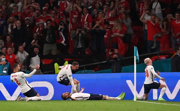 Fotbaliști ai echipei Angliei după golul în meciul împotriva Danemarcei la Euro 2020 - Sputnik Moldova