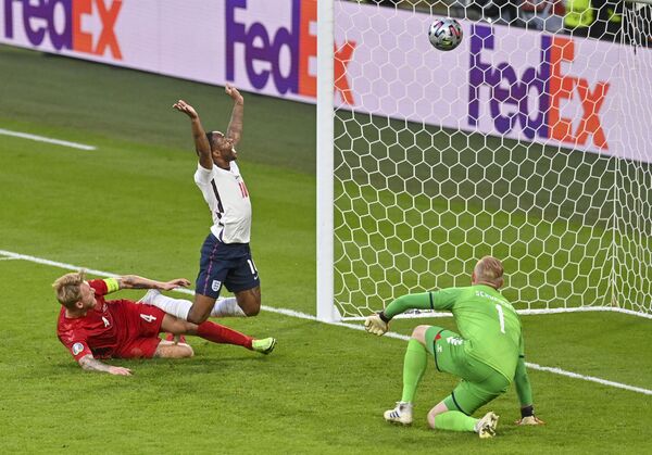 Fotbaliști ai echipelor Angliei și Danemarcei în timpul meciului de la Euro 2020 - Sputnik Moldova