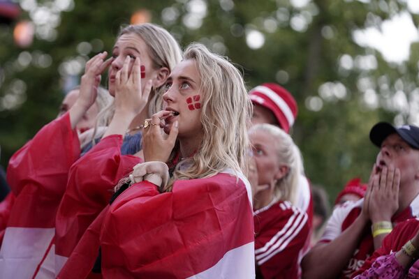 Болельщики Дании смотрят матч на большом экране в Тиволи, Копенгаген. - Sputnik Молдова