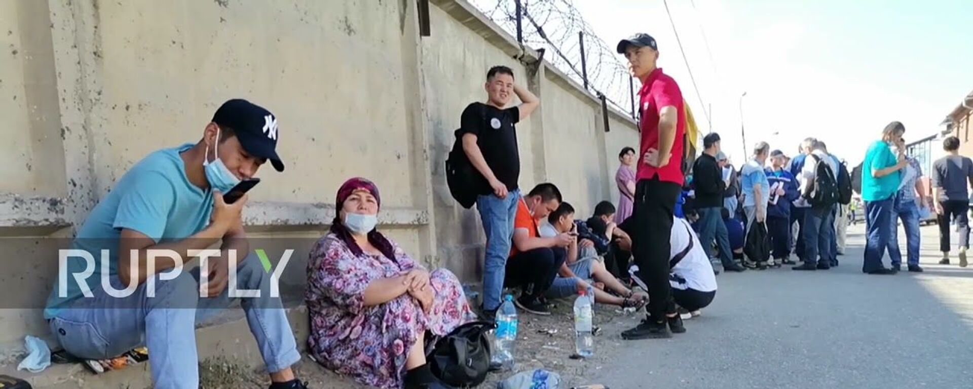 Russia: Migrant workers queue for COVID jabs in Moscow - Sputnik Молдова, 1920, 08.07.2021