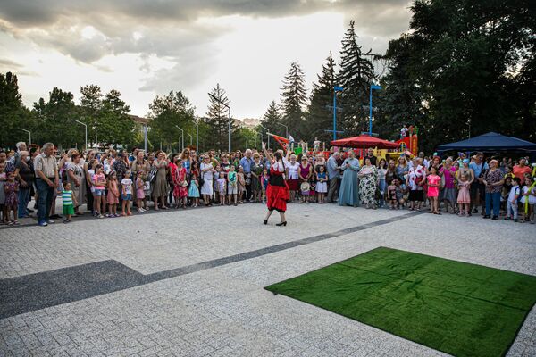 De Ziua Familiei, Dragostei și Fidelității în fața celor prezenți au evoluat tinerii dansatori  - Sputnik Moldova