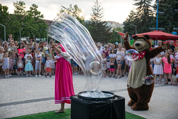 Un show al baloanelor de săpun de la ”Mașa și Ursul” - Sputnik Moldova
