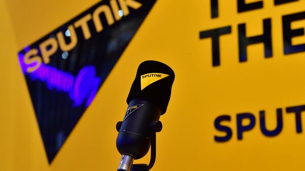 Микрофон с символикой радио Sputnik в студии. - Sputnik Молдова