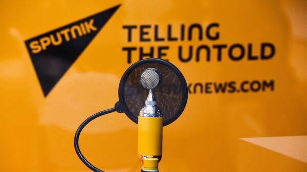 Микрофон с символикой радио Sputnik в студии - Sputnik Молдова