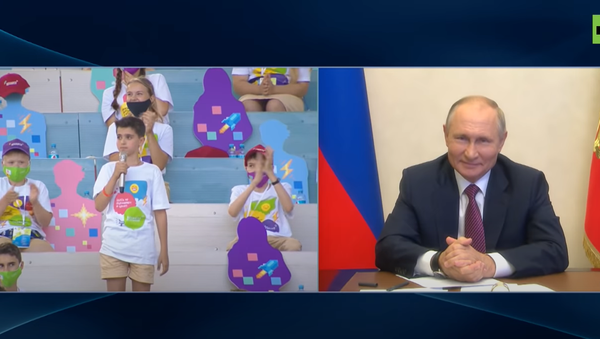 «Не стесняйся этих слёз»: Путин успокоил расплакавшегося от волнения школьника - Sputnik Moldova