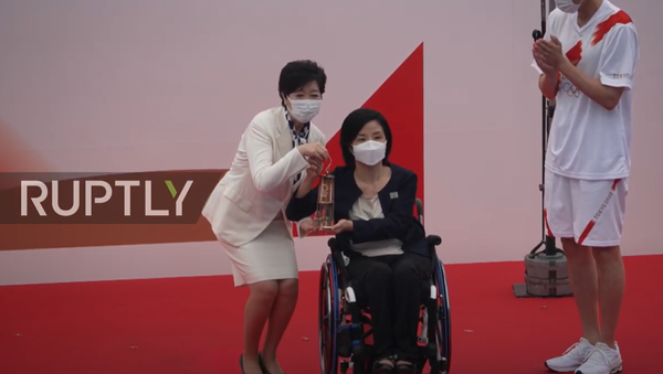 Japan: Paralympian Aki Taguchi hands Olympic torch lantern to Tokyo governor - Sputnik Moldova