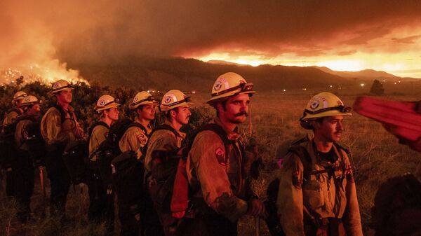 Борьба с лесными пожарами в калифорнийском национальном лесу Плумас, США - Sputnik Молдова