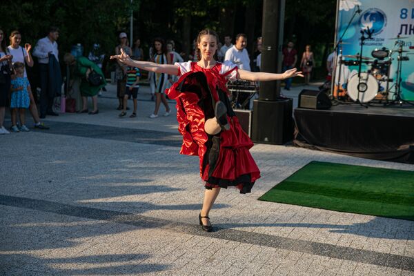 De Ziua Familiei, Dragostei și Fidelității în fața celor prezenți au evoluat tinerii dansatori  - Sputnik Moldova-România