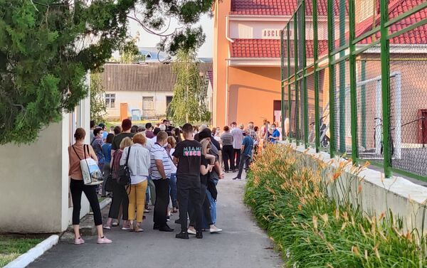 Oamenii așteaptă să voteze la secția din Varnița  - Sputnik Moldova