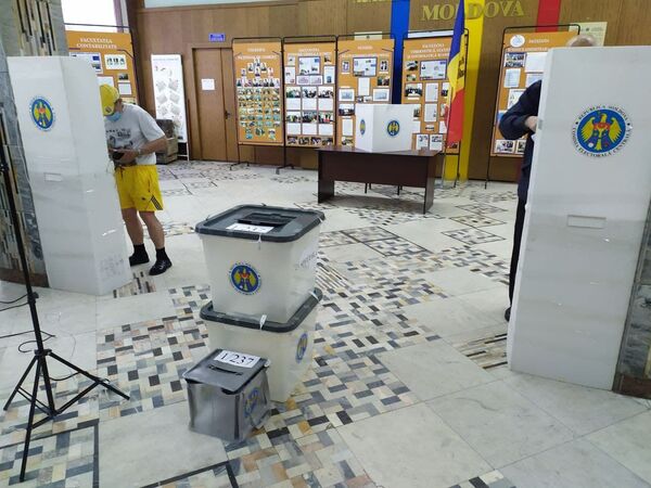 Alegeri parlamentare anticipate în Moldova 2021. Secție de votare - Sputnik Moldova-România