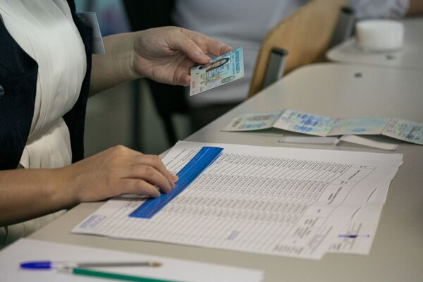 Alegeri parlamentare anticipate în Moldova 2021: funcționari electorali verifică lista alegătorilor - Sputnik Moldova-România