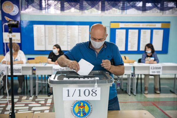 Alegeri parlamentare anticipate în Moldova 2021: un cetățean votează - Sputnik Moldova-România