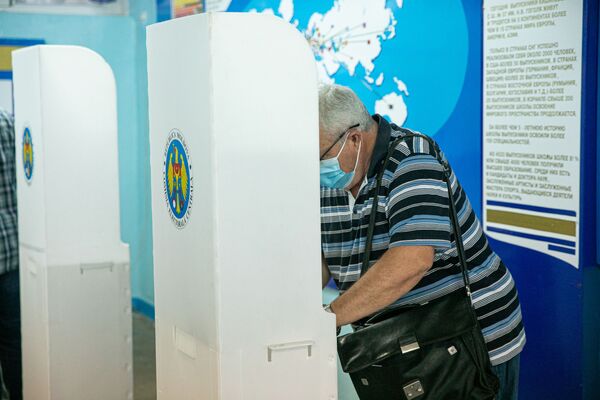 Alegeri parlamentare anticipate în Moldova 2021: un cetățean votează - Sputnik Moldova-România