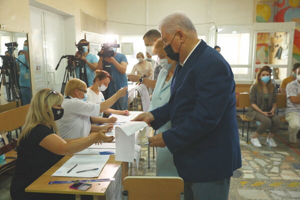 Vladimir Voronin, la secția de votare  - Sputnik Moldova