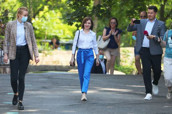 Președintele Republicii Moldova, Maia Sandu, pe jos, în drum spre secția de votare  - Sputnik Moldova
