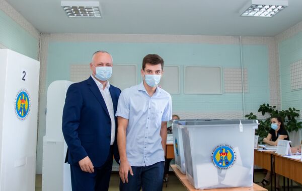 Fiul mai mare a lui Igor Dodon a participat la vot.  - Sputnik Moldova