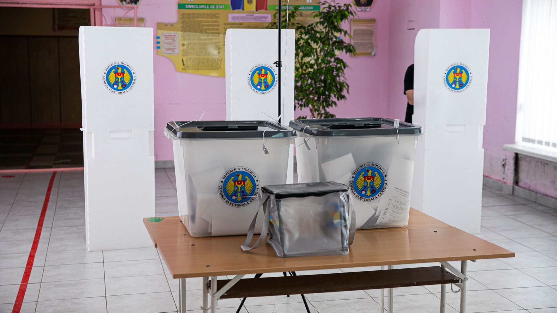 Урны и кабинки для голосования в Молдове  - Sputnik Молдова, 1920, 06.11.2021
