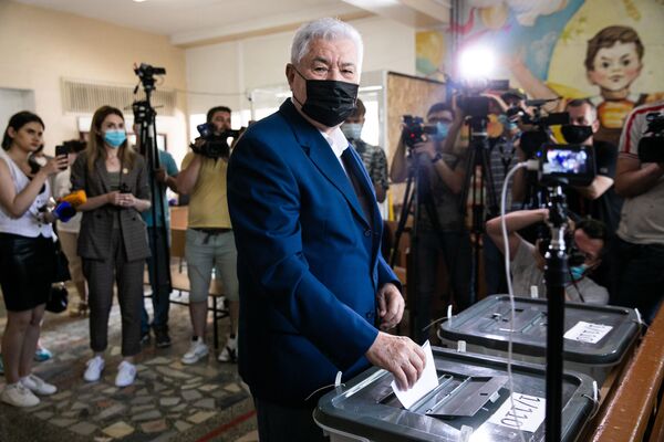 Лидер ПКРМ одним из первых проголосовал в воскресенье. - Sputnik Молдова