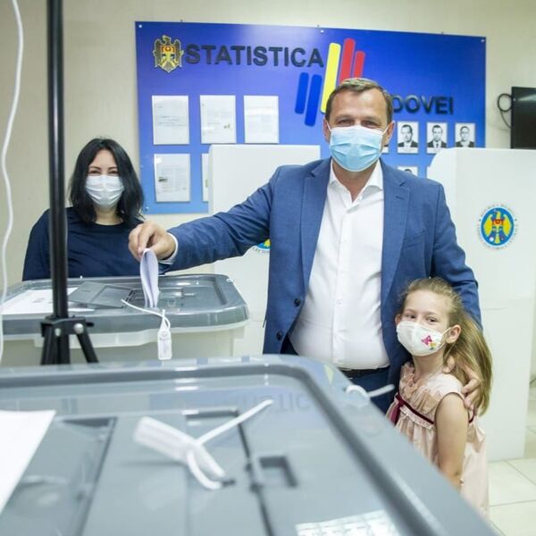 Președintele Platformei DA, Andrei Năstase, s-a prezentat la secția de votare împreună cu familia.  - Sputnik Moldova