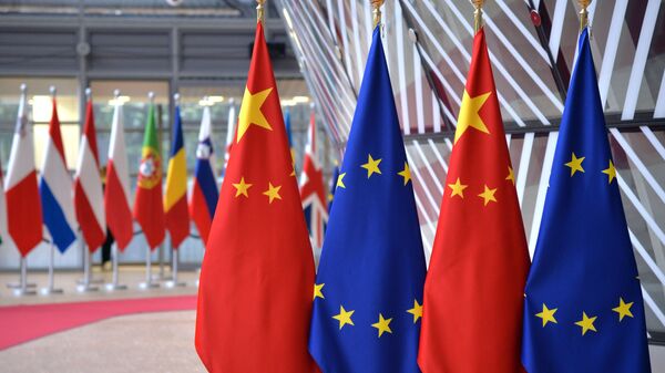 Флаги Европейского союза и государственные флаги КНР на саммите ЕС-КНР в Брюсселе - Sputnik Moldova