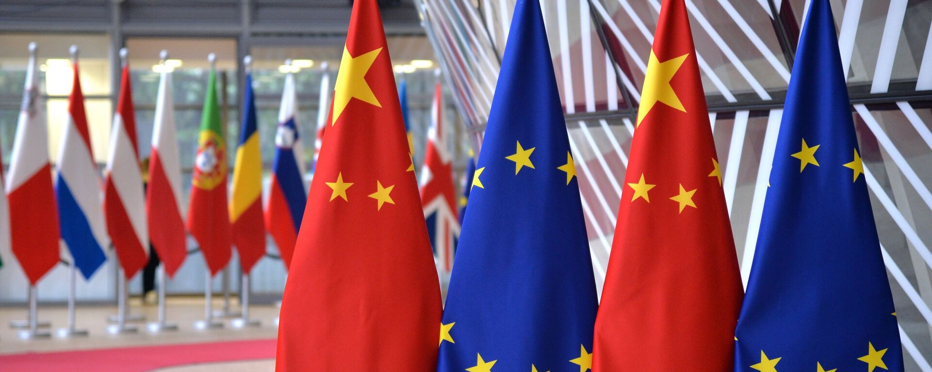 Флаги Европейского союза и государственные флаги КНР на саммите ЕС-КНР в Брюсселе - Sputnik Молдова, 1920, 26.04.2023