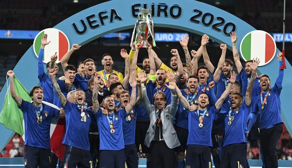 Сборная Италии празднует победу на пьедестале почета после победы в финале Евро-2020. - Sputnik Молдова