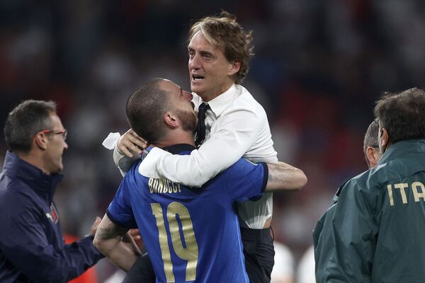 Роберто Манчини празднует с Леонардо Бонуччи после того, как Италия выиграла финальный матч чемпионата Европы по футболу 2020. - Sputnik Молдова