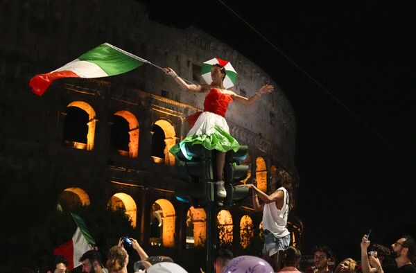 Болельщики Италии празднуют в Риме. - Sputnik Молдова