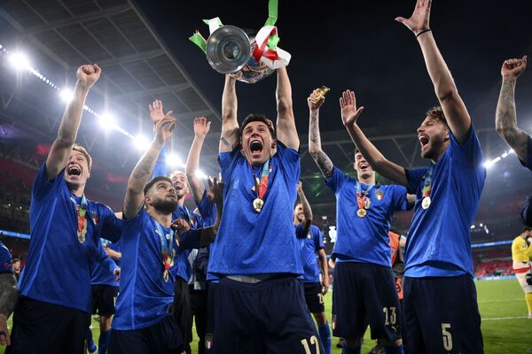 Итальянские игроки празднуют трофей после финального матча Евро-2020. - Sputnik Молдова