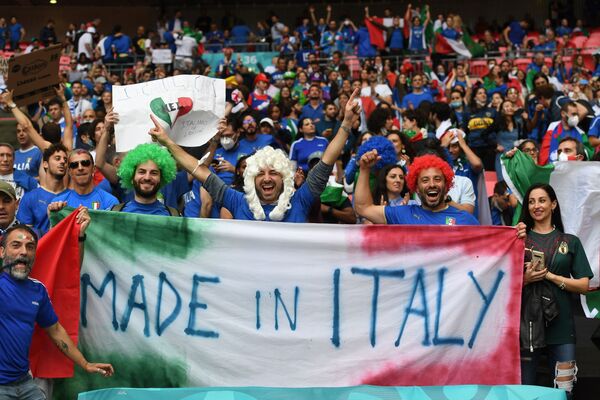 Итальянские болельщики приветствуют финальный матч Евро-2020. - Sputnik Молдова