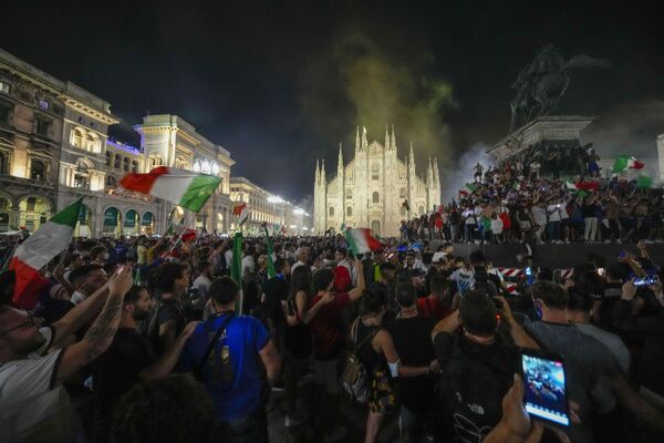Итальянцы празднуют победу сборной на Евро-2020. - Sputnik Молдова