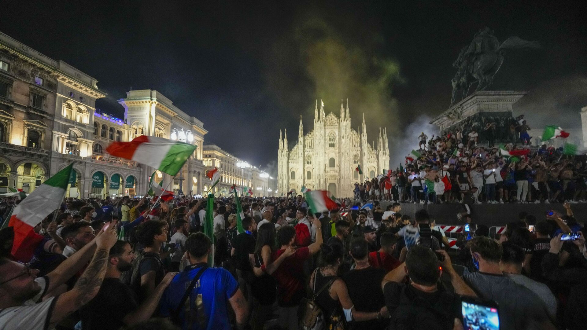 Итальянцы празднуют победу сборной на Евро-2020 - Sputnik Moldova-România, 1920, 15.10.2021