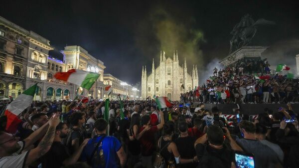 Итальянцы празднуют победу сборной на Евро-2020 - Sputnik Moldova-România