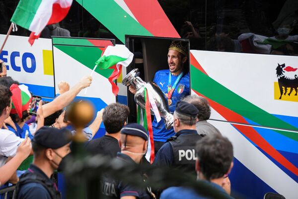 Игрок сборной Италии Джорджо Кьеллини с кубком выходит из автобуса у отеля Parco dei Principi после победы на Евро-2020. - Sputnik Молдова