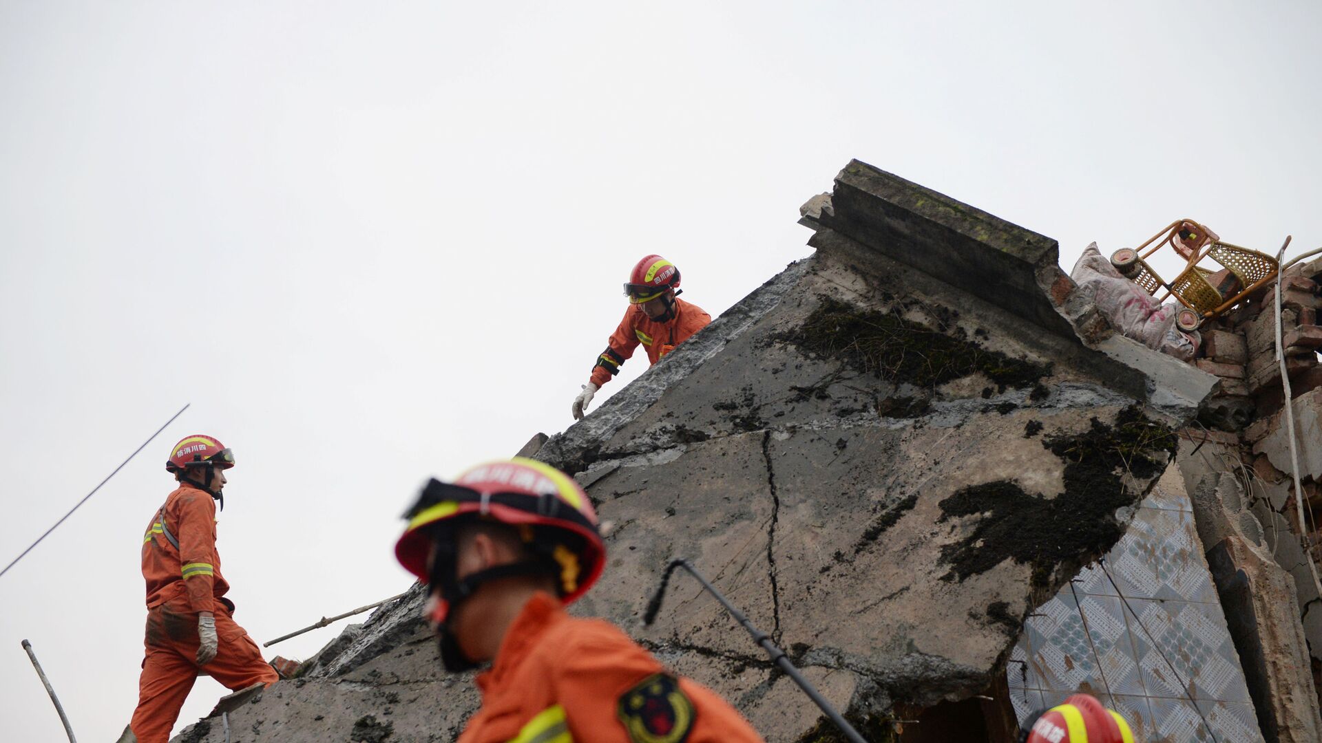 Спасатели на руинах здания после сильного землетрясения в китайской провинции Сычуань - Sputnik Moldova, 1920, 12.07.2021