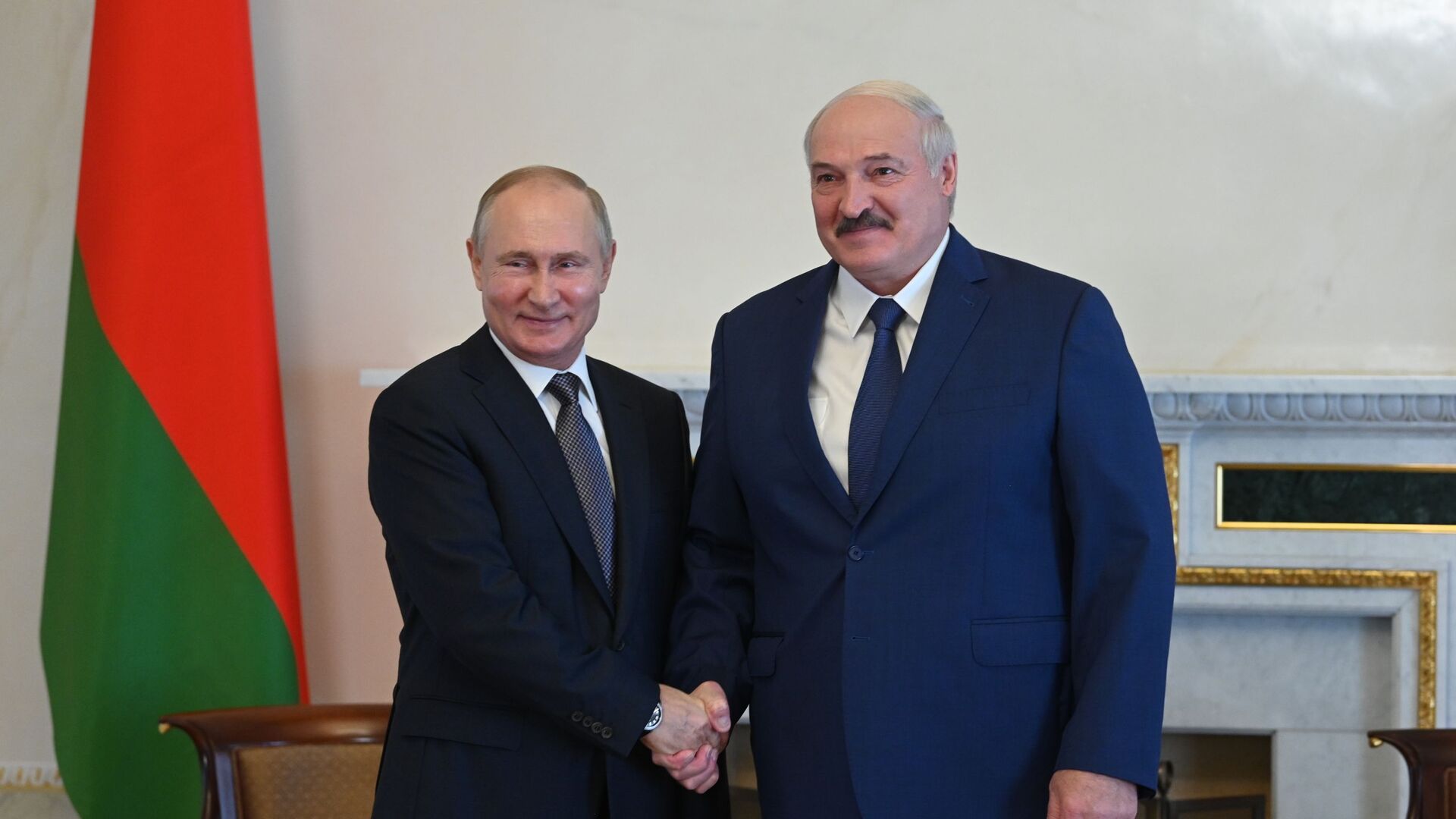 Президент РФ Владимир Путин и президент Белоруссии Александр Лукашенко - Sputnik Молдова, 1920, 04.11.2021
