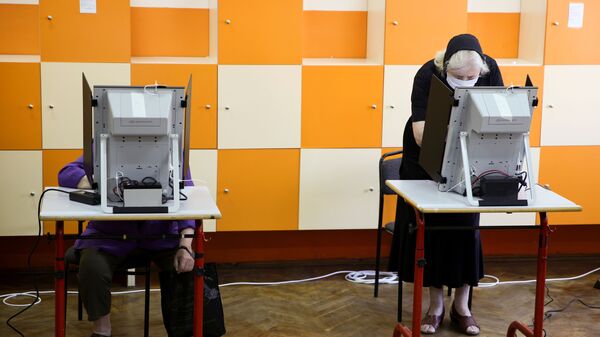 Избиратели голосуют на внеочередных парламентских выборах на избирательном участке в Софии, Болгария - Sputnik Молдова