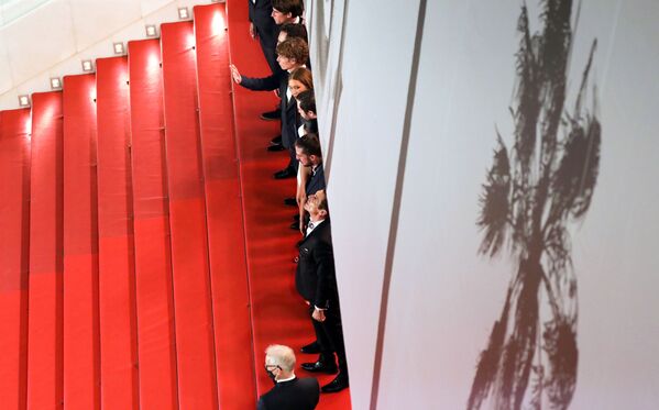 Cel de-al 74-lea Festival de Film de la Cannes - Proiecția filmului „BAC Nord” în afara competiției - Sosiri pe covoarele roșii - Cannes, Franța, 12 iulie 2021. Regizorul Cedric Jimenez pozează cu membrii distribuției și echipajului. - Sputnik Moldova-România