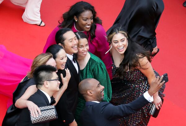 Vedetele își fac un selfie pe covorul roșu înainte de difuzarea filmului The French Dispatch la a 74-a ediție a Festivalului de Film de la Cannes - Sputnik Moldova-România