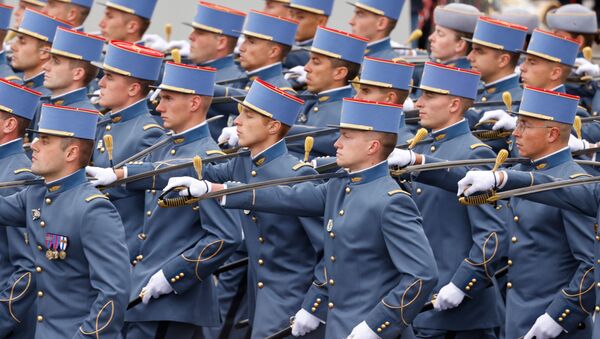 Ученики военной академии во время ежегодного военного парада в честь Дня взятия Бастилии на Елисейских полях в Париже - Sputnik Молдова