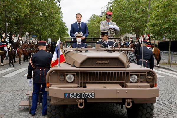 Президент Франции Эмманюэль Макрон и генерал Франсуа Лекуантр. - Sputnik Молдова