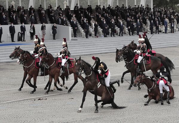 Два республиканских гвардейца восстанавливают контроль над своими лошадьми после падения во время парада в честь Дня взятия Бастилии. - Sputnik Молдова
