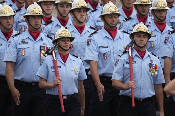 Отряд пожарных на военном параде на Елисейских полях в Париже. - Sputnik Молдова