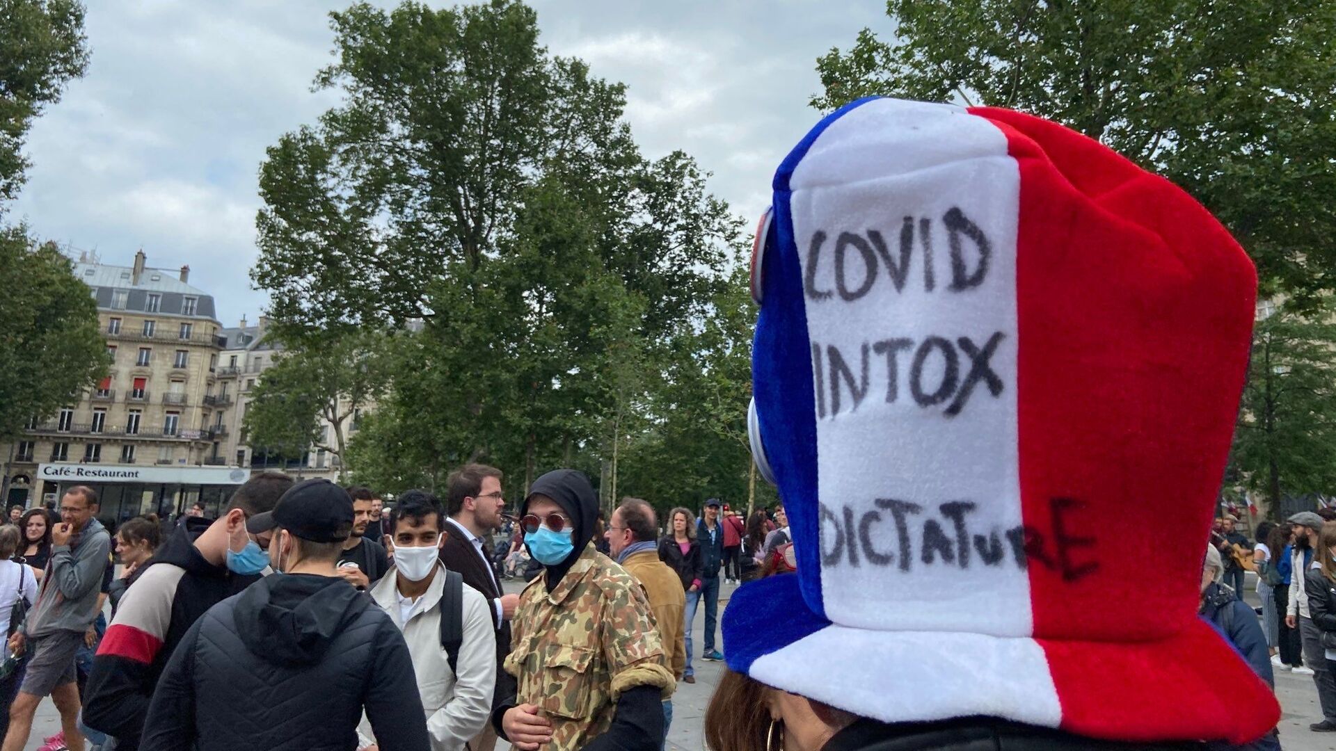 Manifestații în Franța împotriva deciziei lui Macron cu privire la certificatul Covid-19 şi obligativitatea vaccinării. - Sputnik Moldova-România, 1920, 14.07.2021