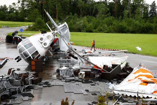 Un elicopter Mi-8, care era folosit drept snack bar lângă aeroportul din Zurich, prăbușit după furtună - Sputnik Moldova