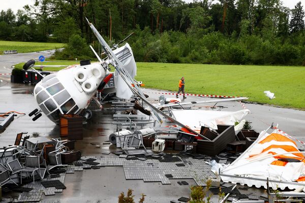 Возле аэропорта Цюриха снесен ураганом вертолет Ми-8, использовавшийся в качестве закусочной. - Sputnik Молдова